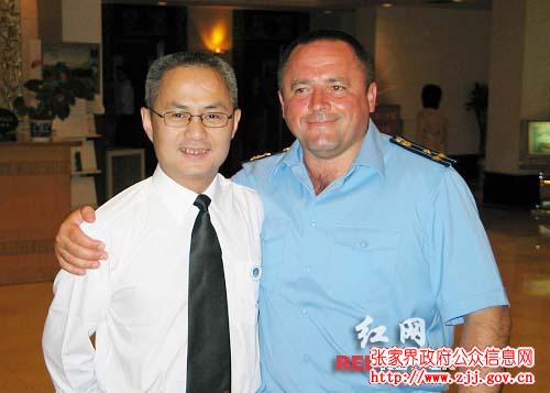 特卡琴科（右）与2006俄罗斯空军张家界特飞总策划叶文智合影。