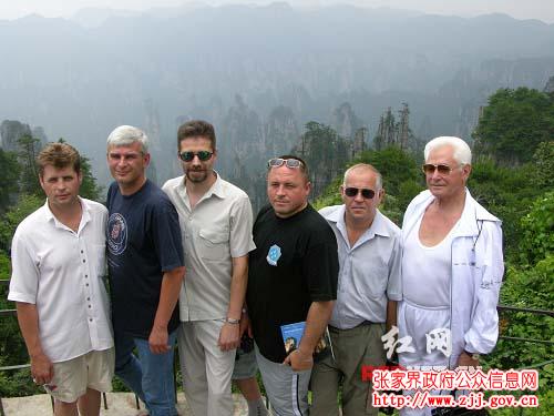 2005年，特卡琴科（左四）与队友考察张家界天子山。