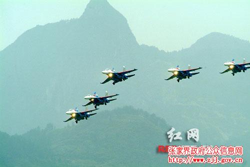2006年，特卡琴科率队的&ldquo;蓝天勇士&rdquo;在张家界进行精彩表演。